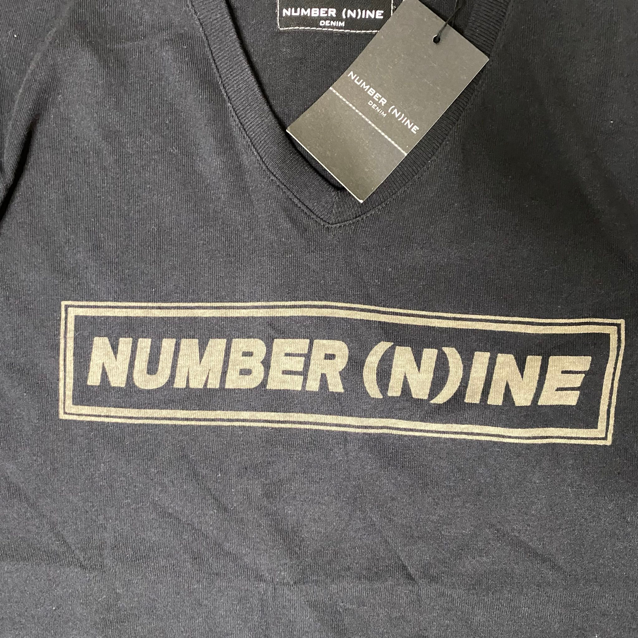 Number (N)ine Box Logo V-Neck Tee, миниатюра 4