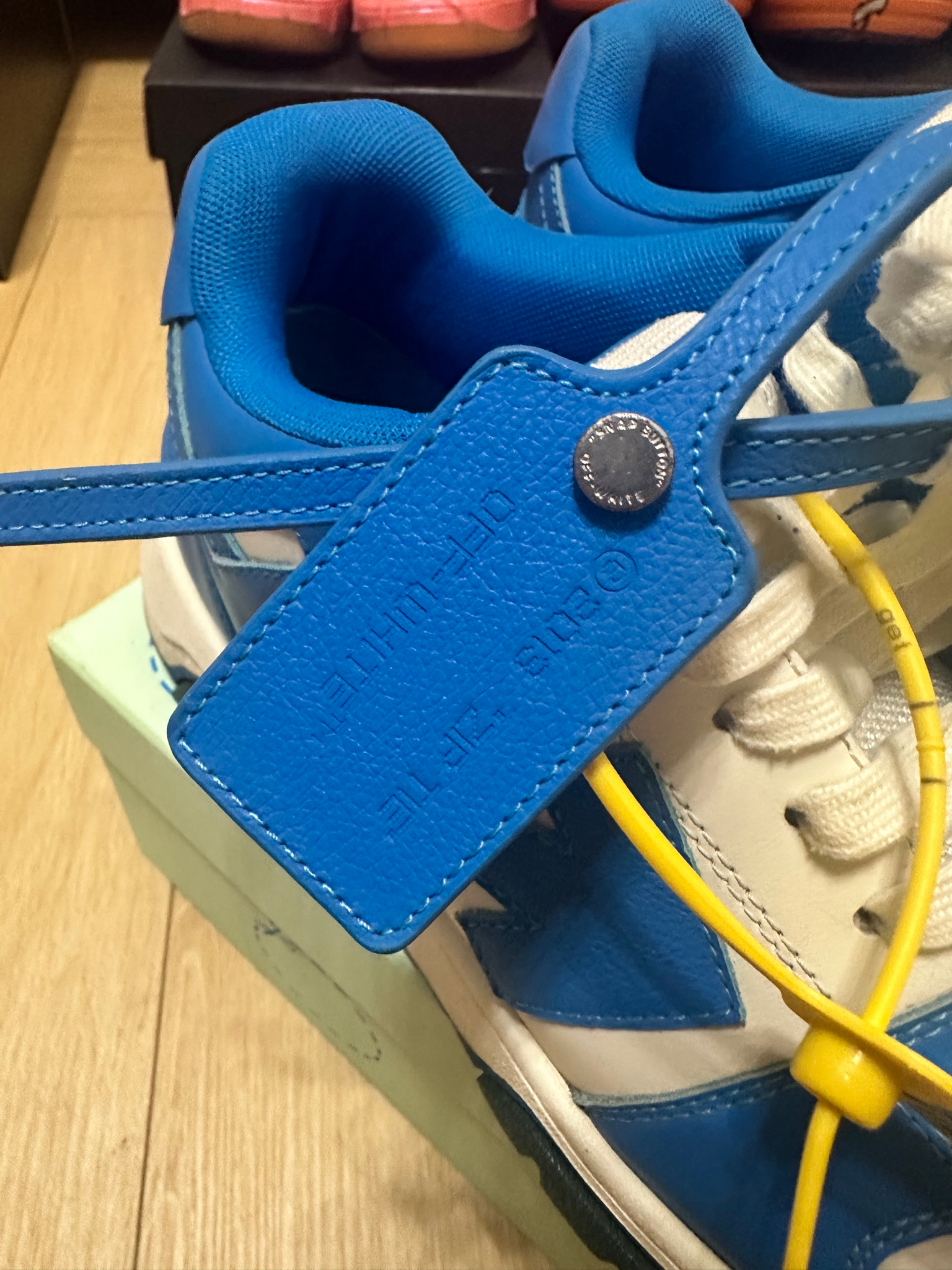 Off-White Out of Office, миниатюра 8