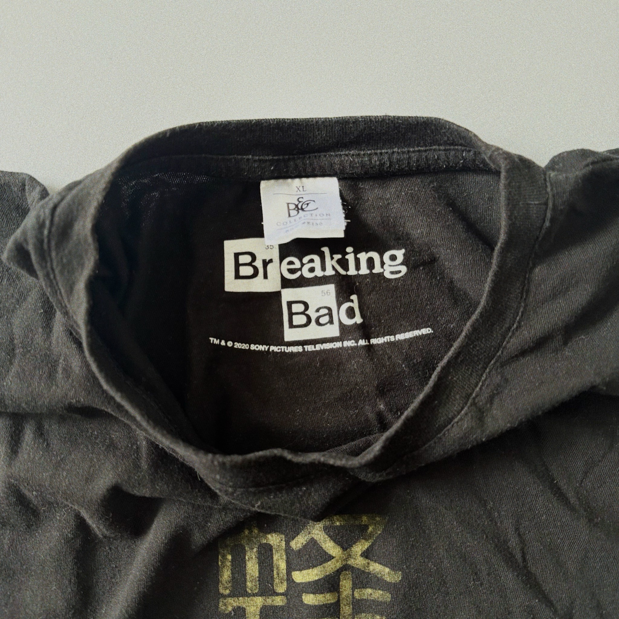 Breaking Bad Vamonos Pest Methlamine Barrel Bee Chemicals Graphic Tee, миниатюра 4