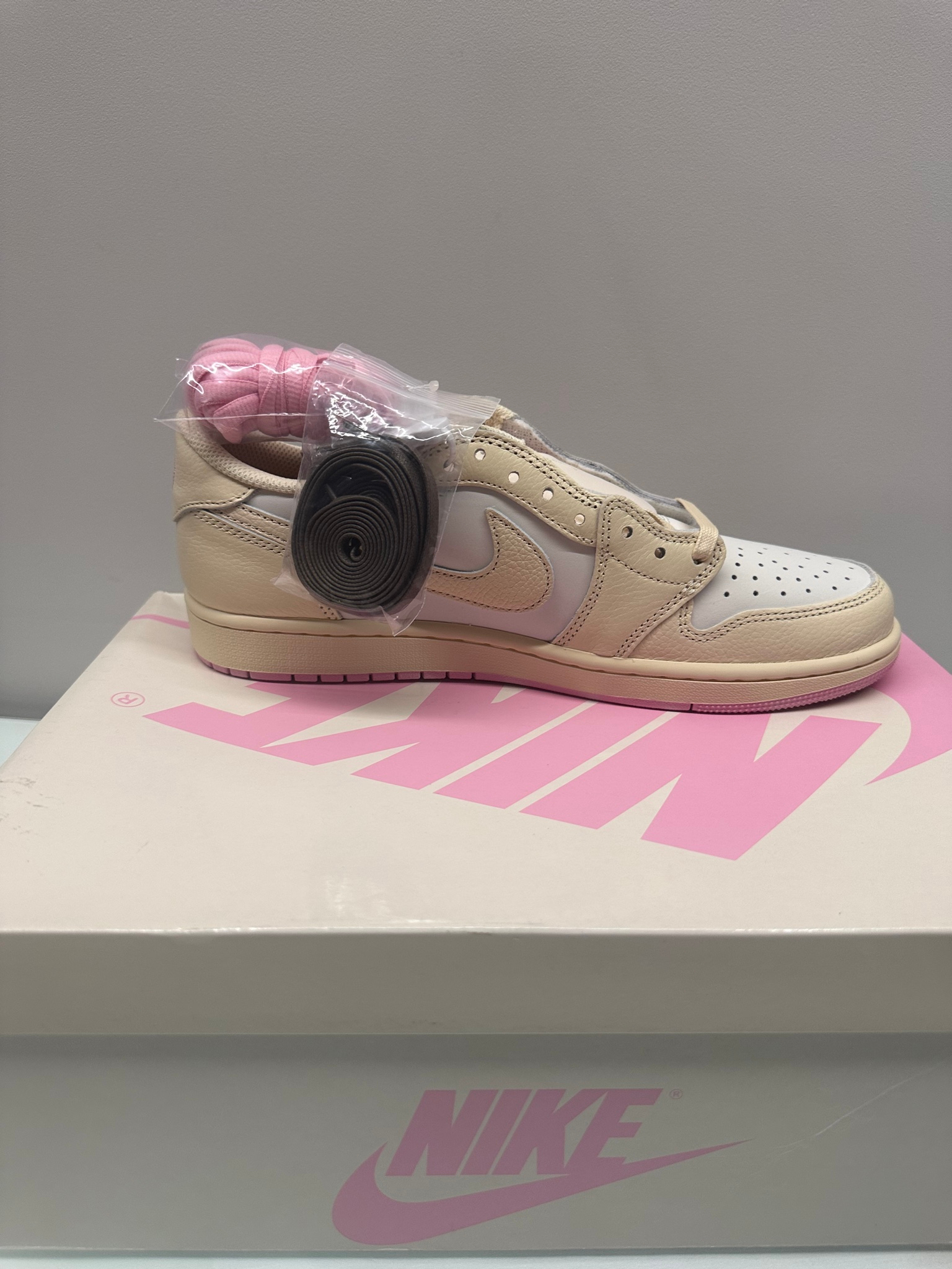 Air Jordan x Travis Scott 1 Low Shy Pink, миниатюра 4