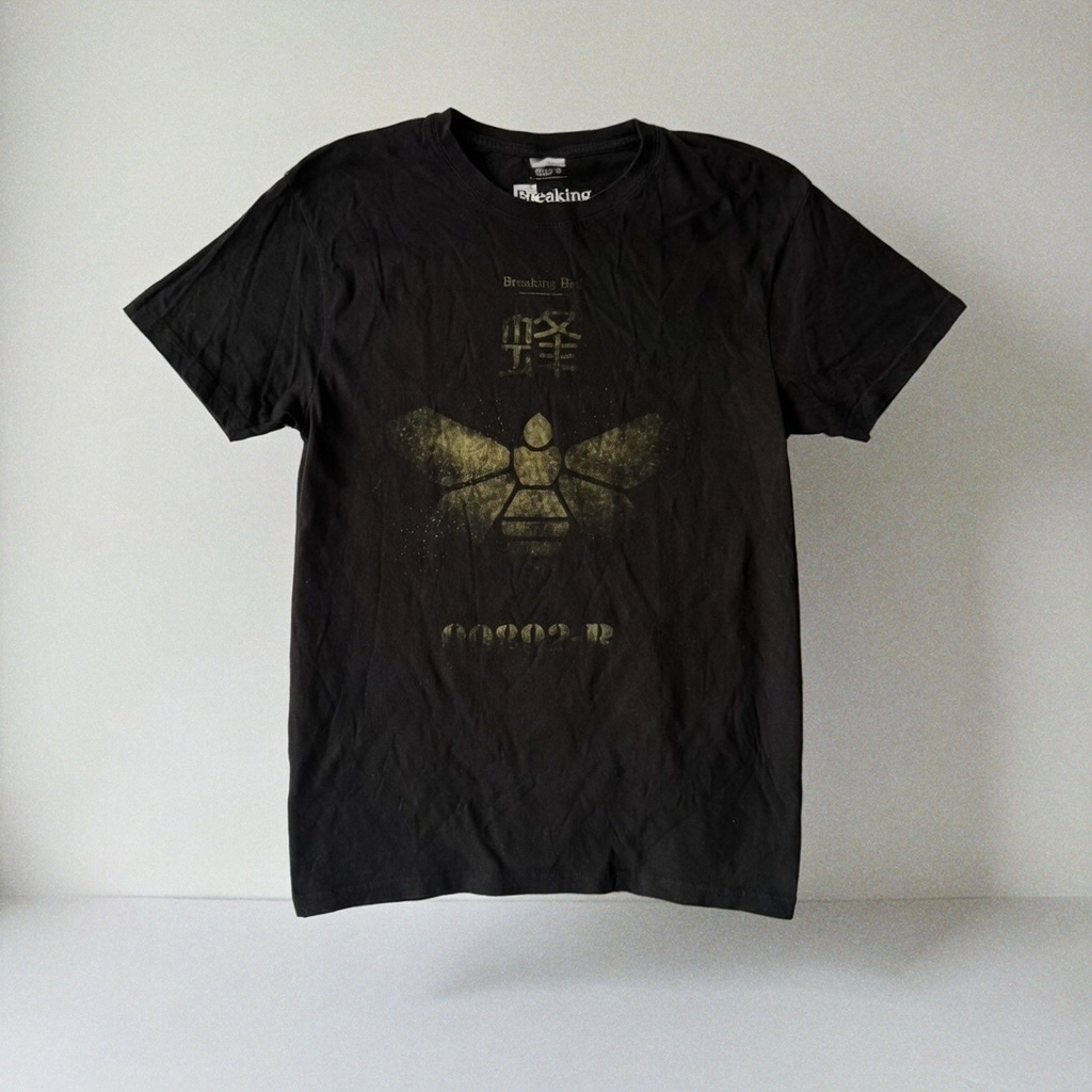 Breaking Bad Vamonos Pest Methlamine Barrel Bee Chemicals Graphic Tee, миниатюра 1