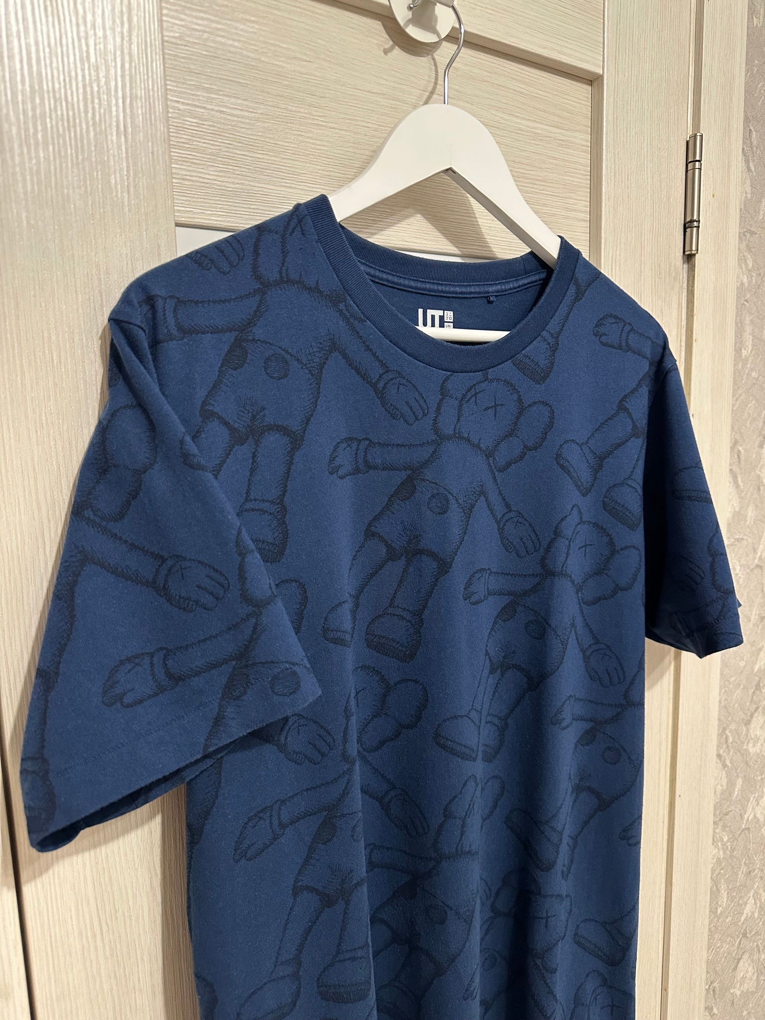 Uniqlo x Kaws All Over Holiday Print Short Sleeve Tee, миниатюра 4