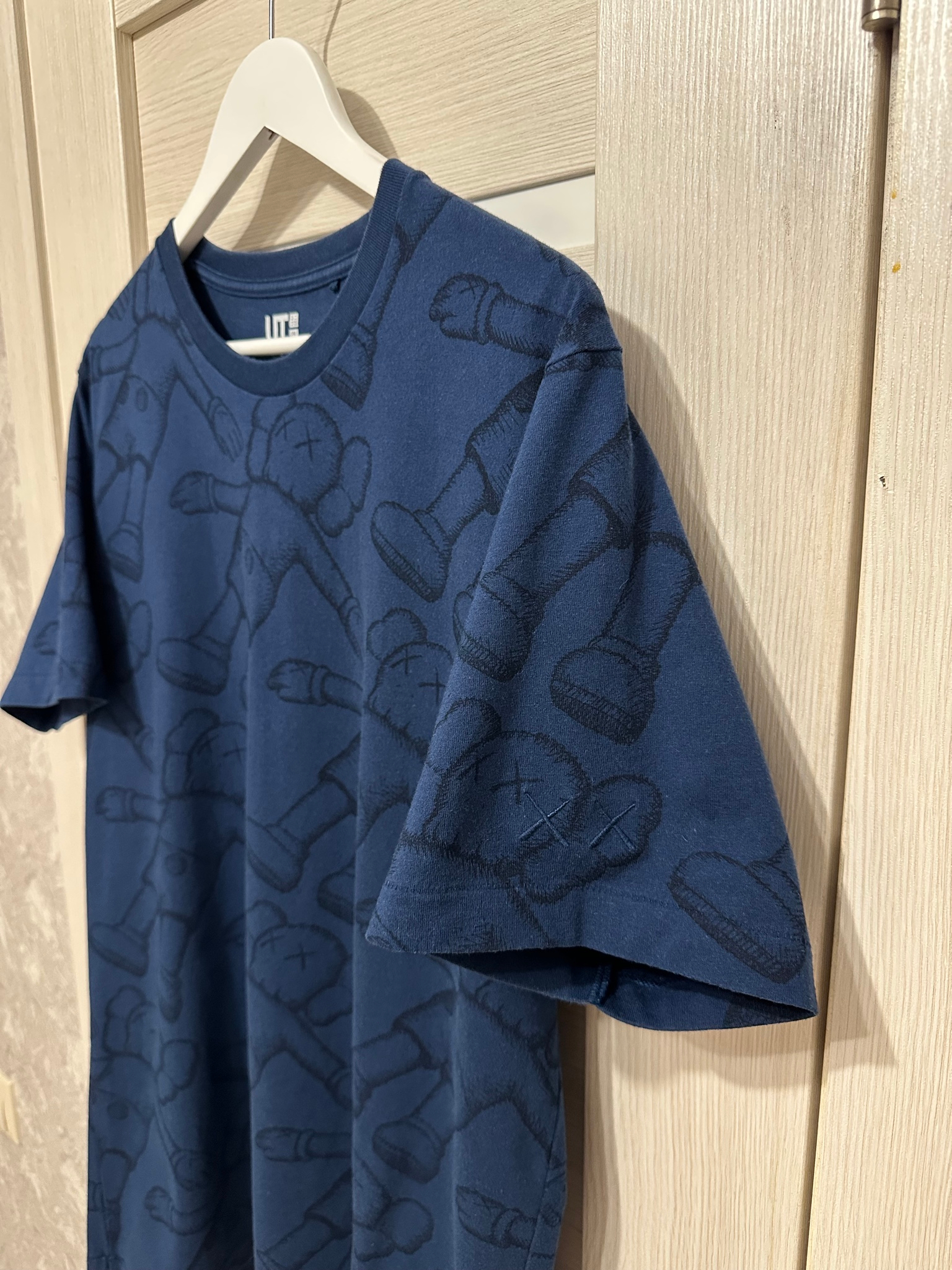 Uniqlo x Kaws All Over Holiday Print Short Sleeve Tee, миниатюра 5