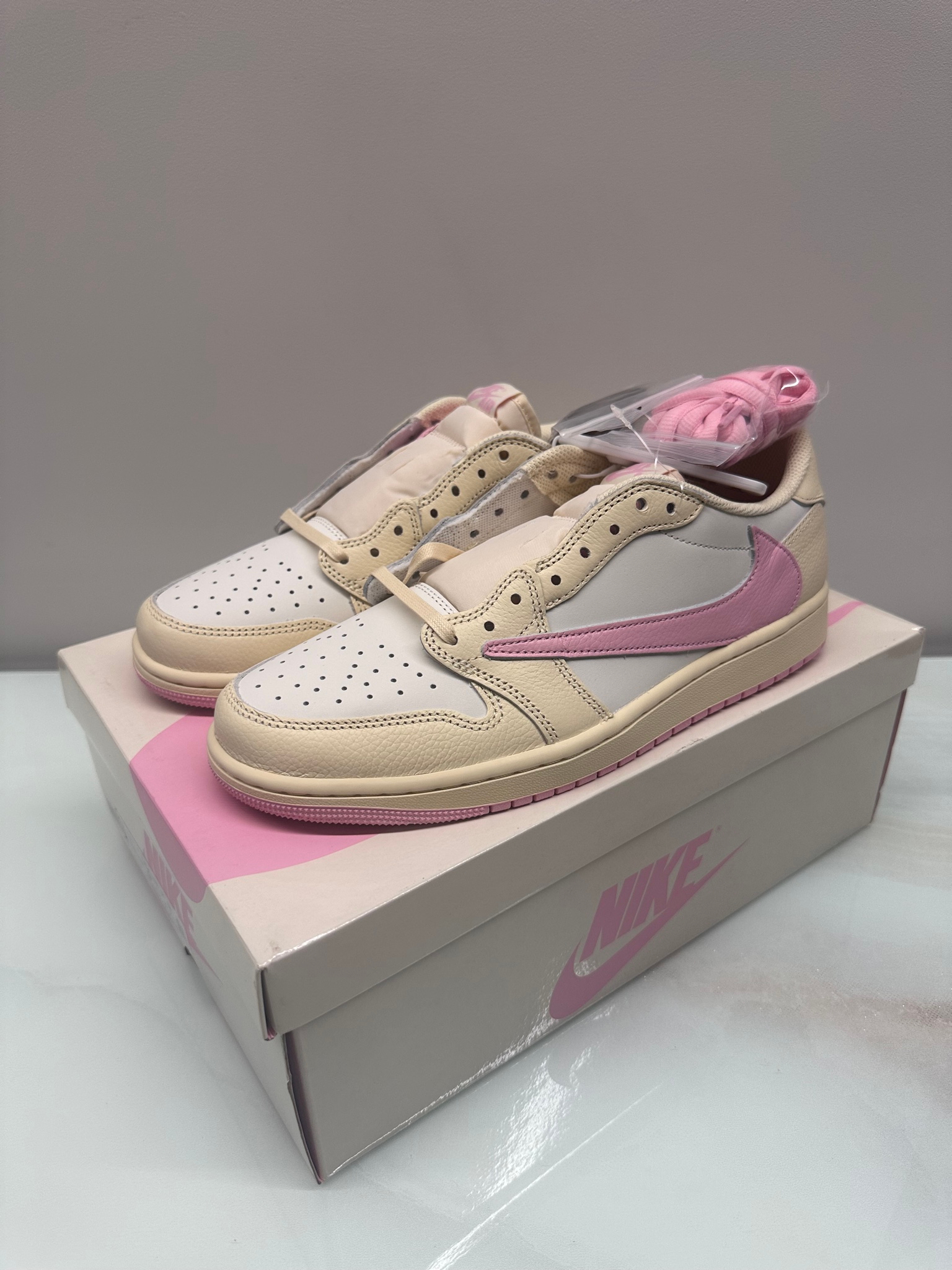 Air Jordan x Travis Scott 1 Low Shy Pink, миниатюра 1