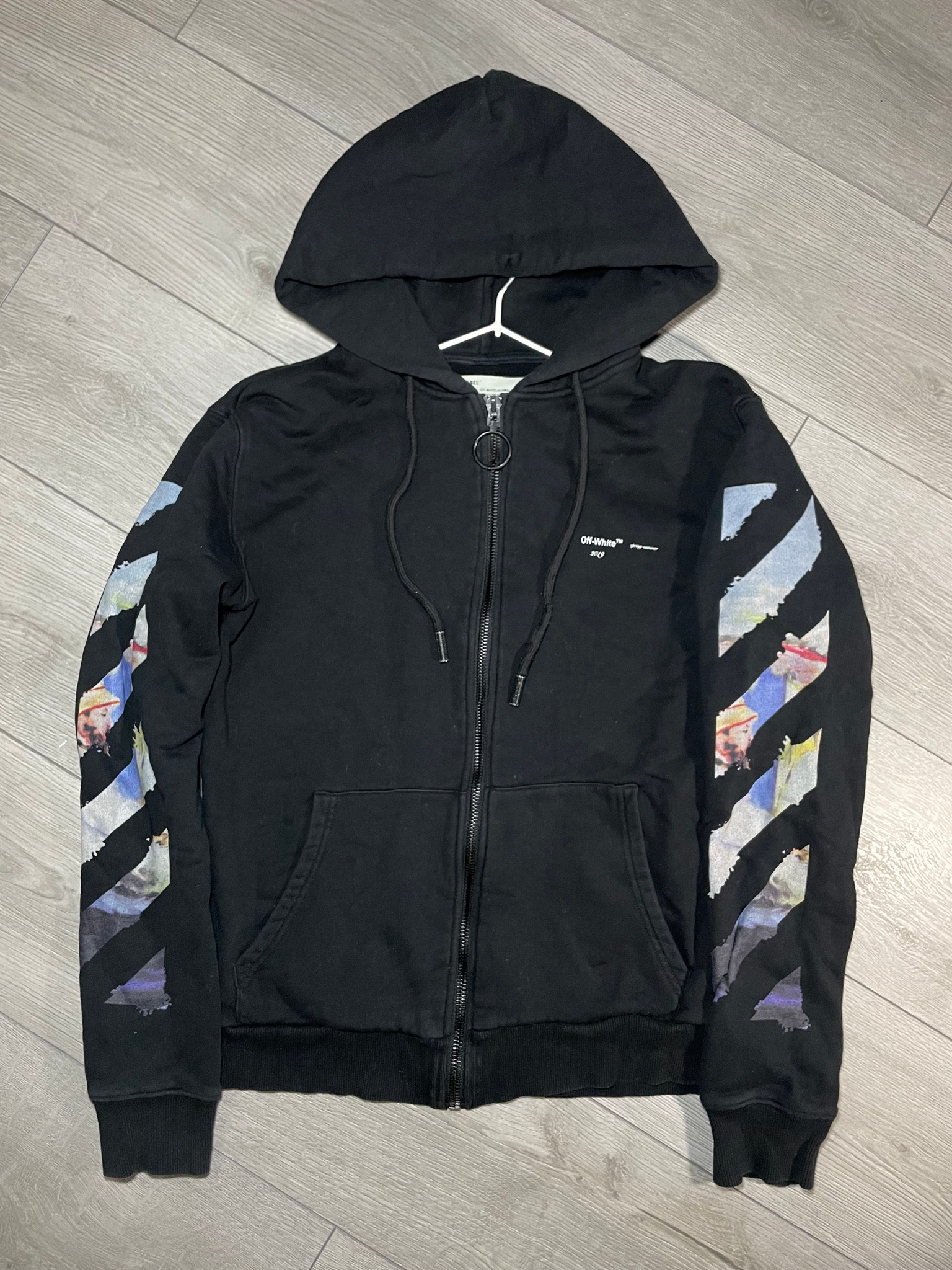 Off white diagonal arrow, миниатюра 1