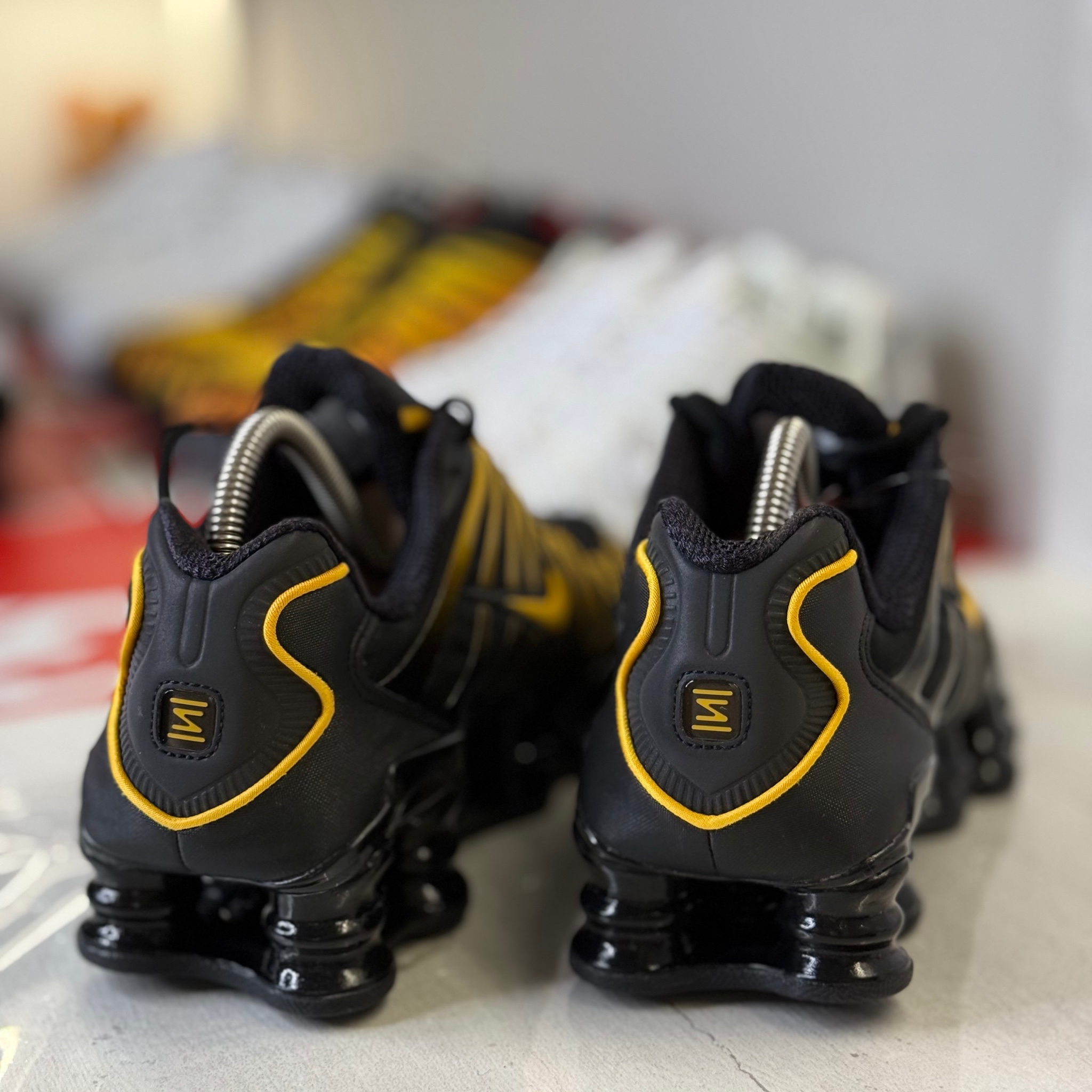 Nike Shox TL NFL Black University Gold, миниатюра 2