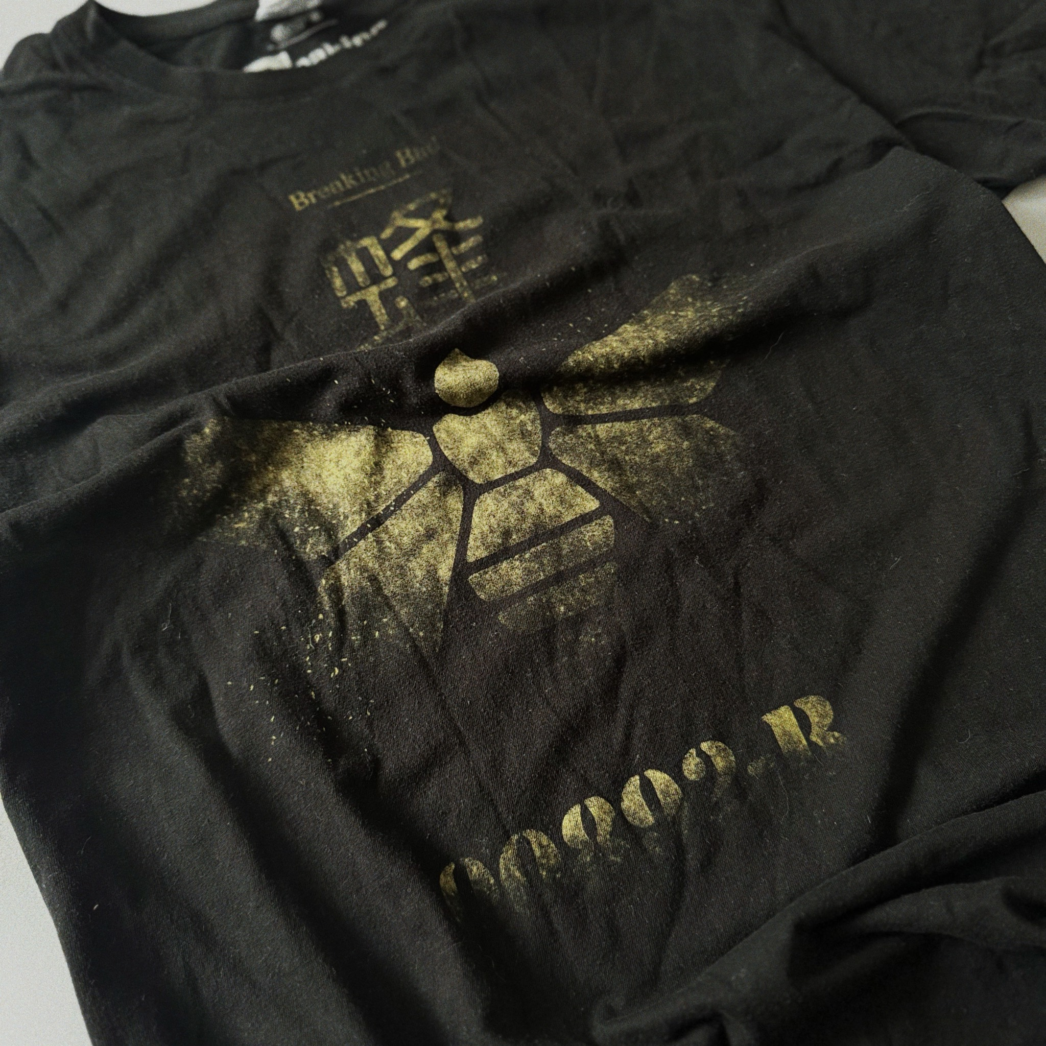 Breaking Bad Vamonos Pest Methlamine Barrel Bee Chemicals Graphic Tee, миниатюра 2
