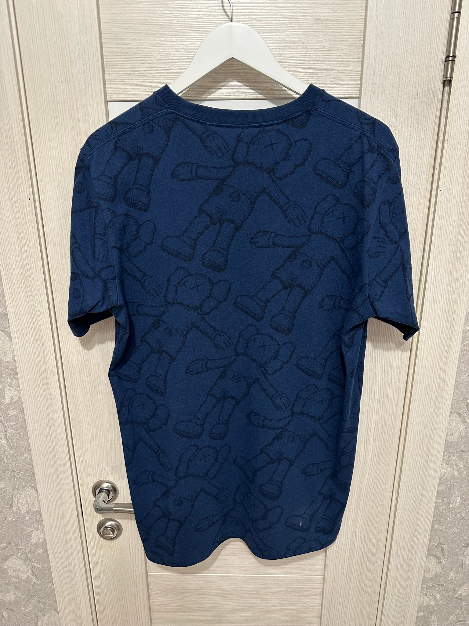 Uniqlo x Kaws All Over Holiday Print Short Sleeve Tee, миниатюра 2