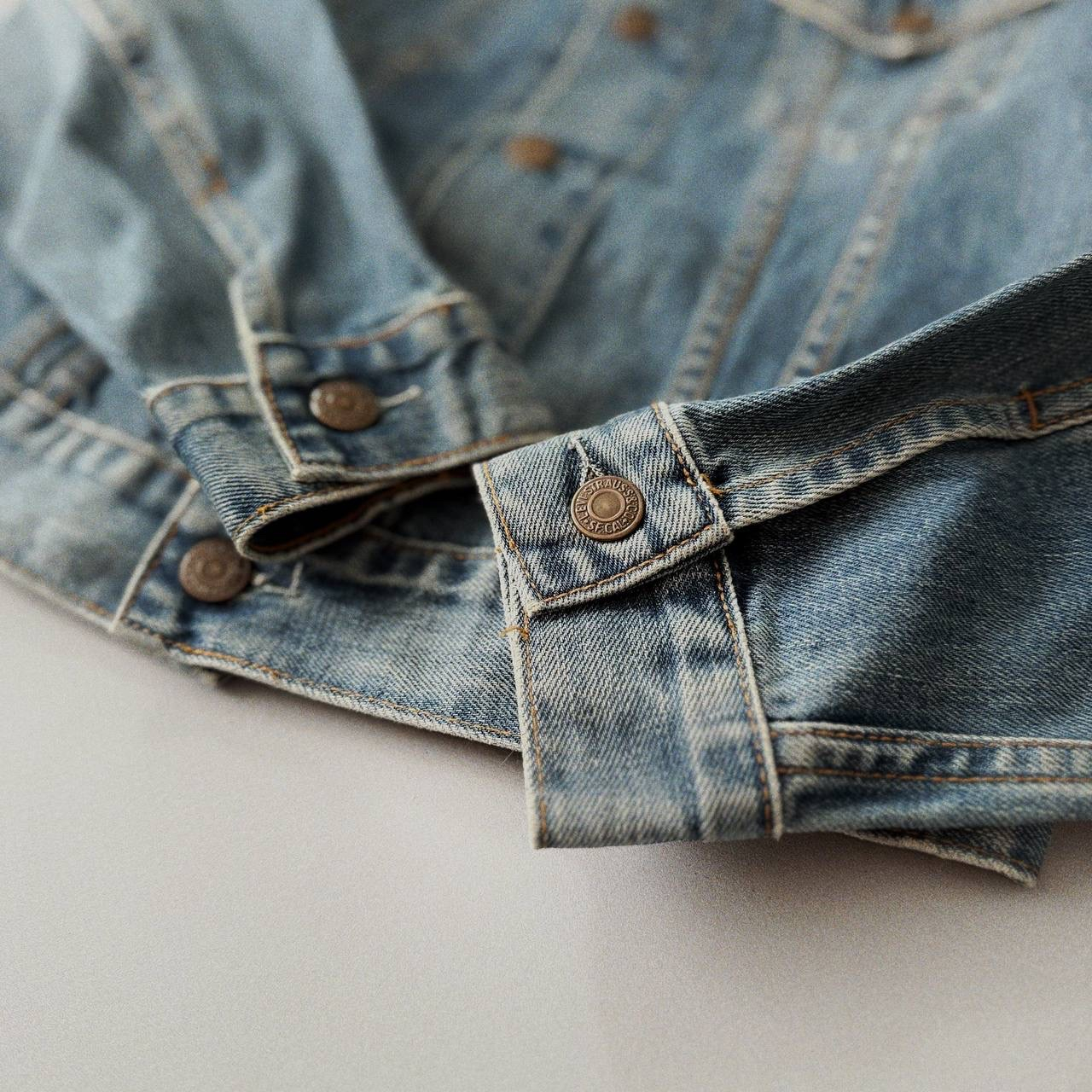 Levi's 2000s Vintage Women Denim Trucker Jacket, миниатюра 2