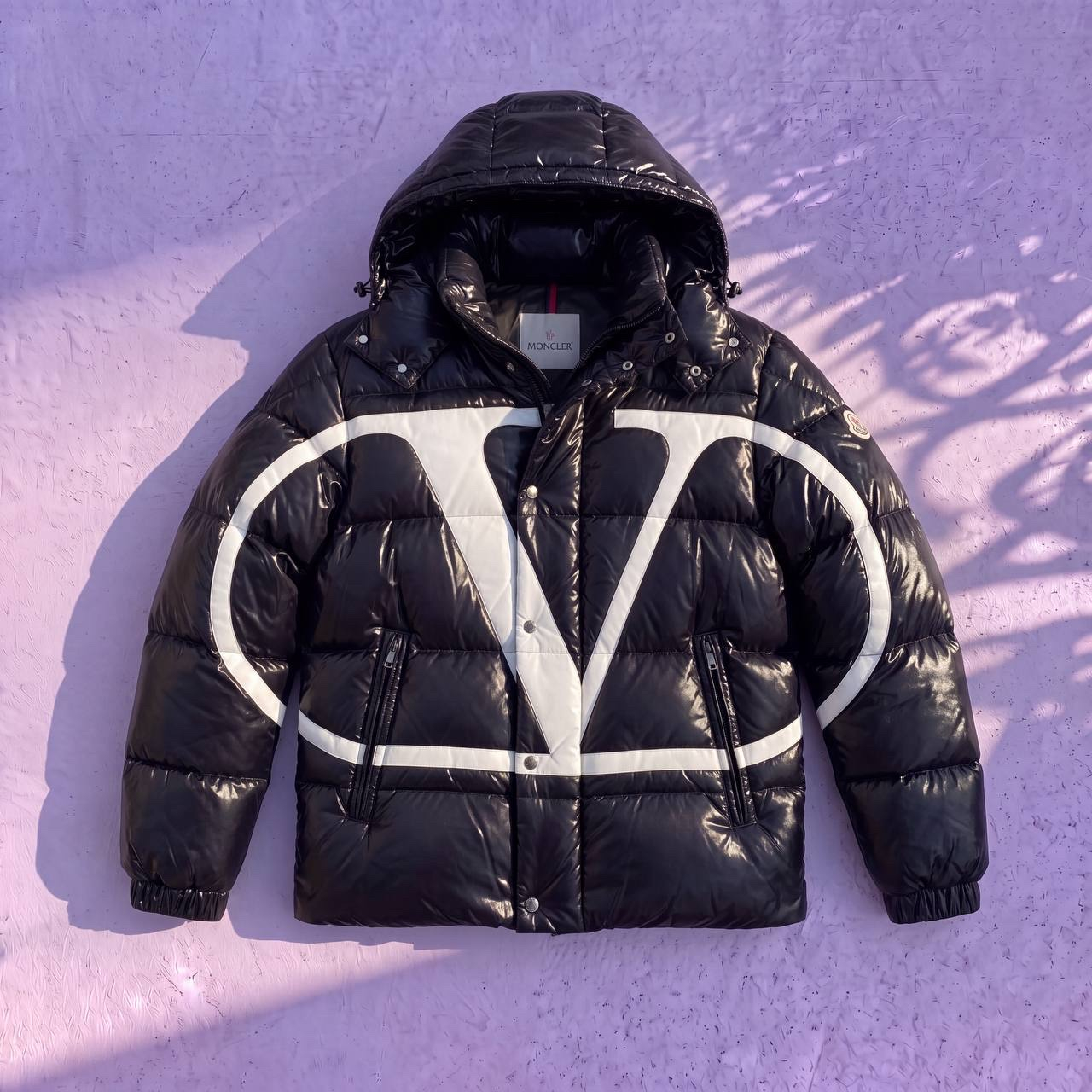 Moncler x Valentino Moncler x VLNT пуховик чёрный | Зимняя куртка с принтом, миниатюра 1