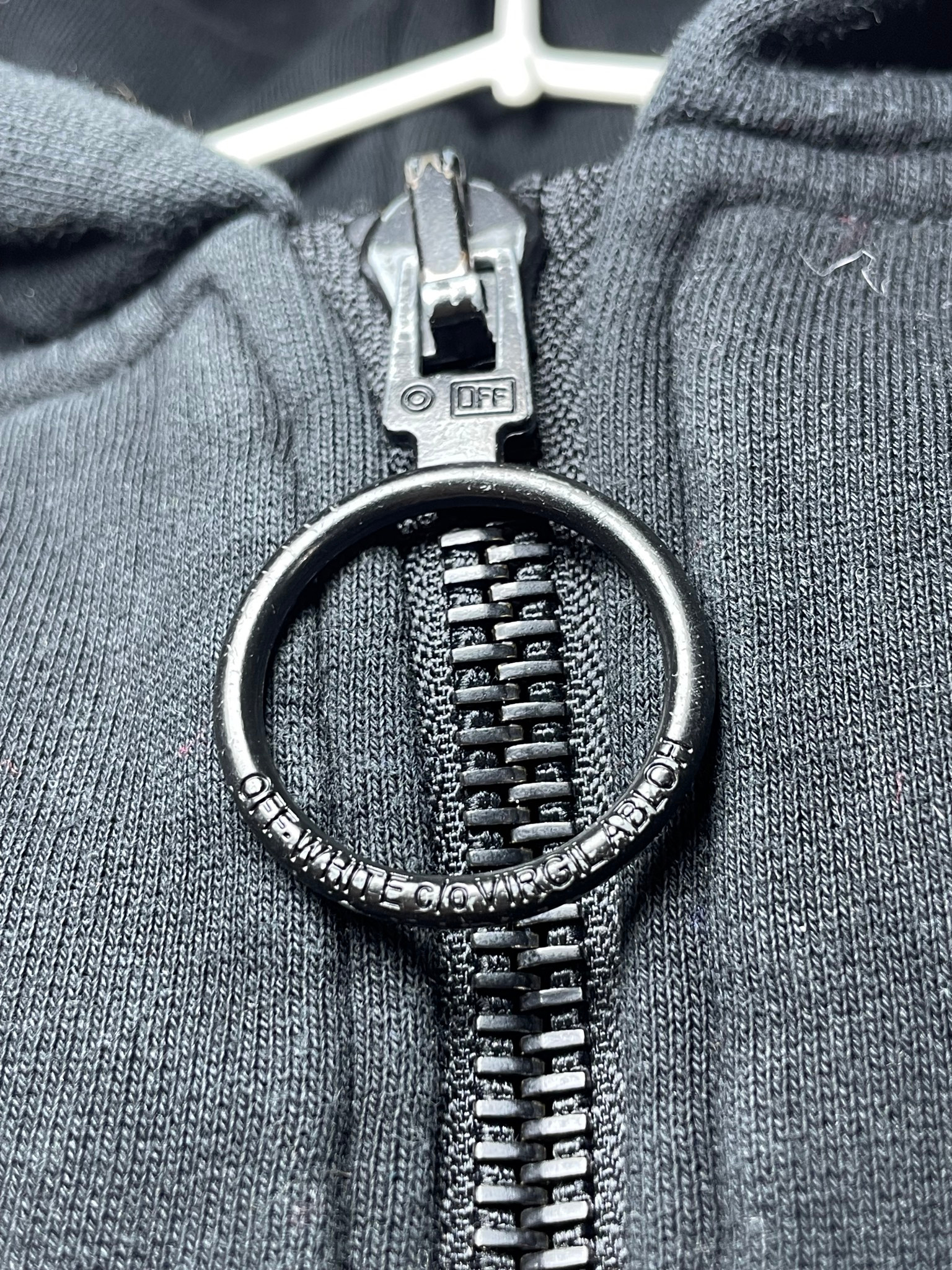 Off white diagonal arrow, миниатюра 8