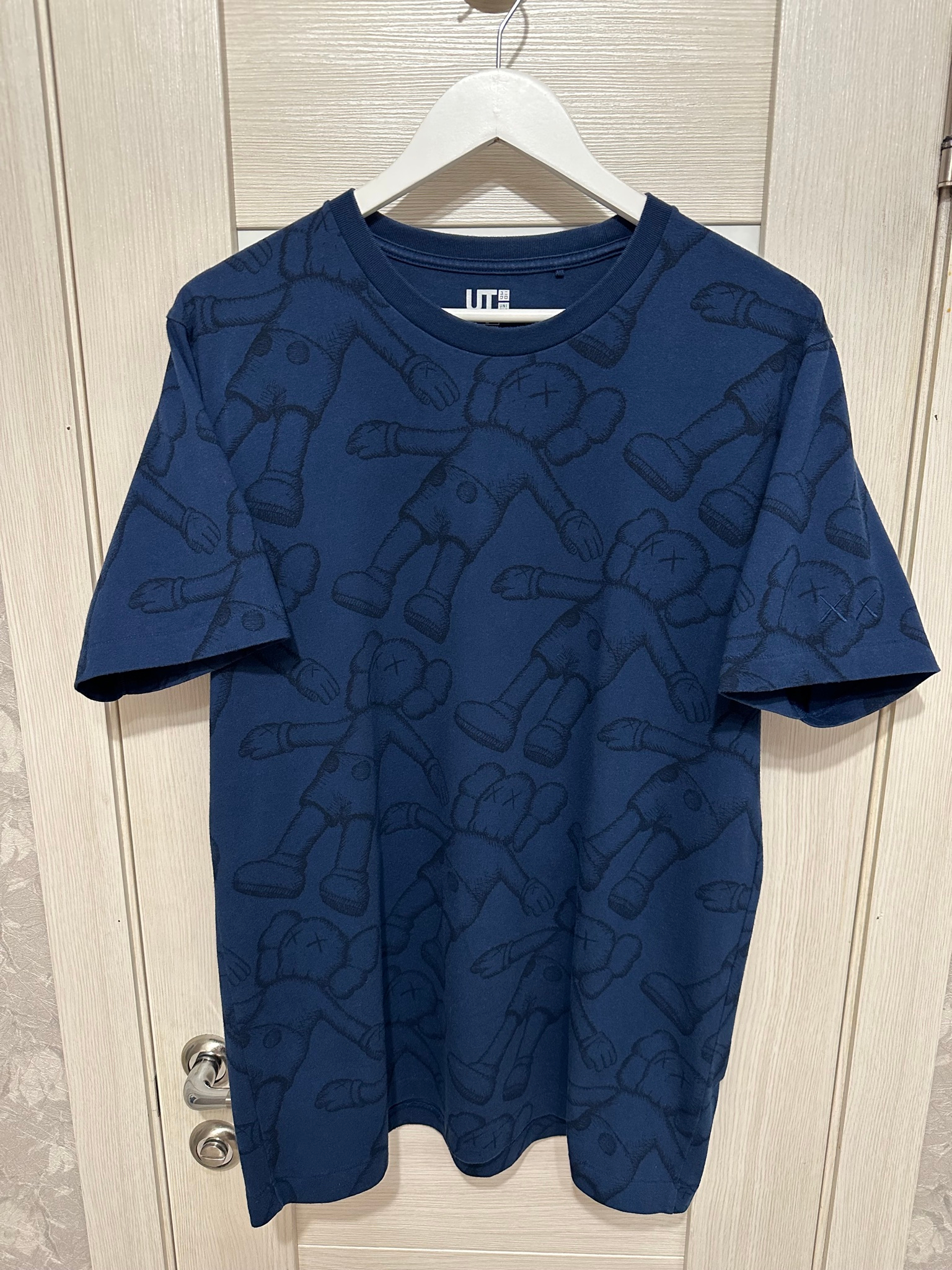 Uniqlo x Kaws All Over Holiday Print Short Sleeve Tee, миниатюра 1