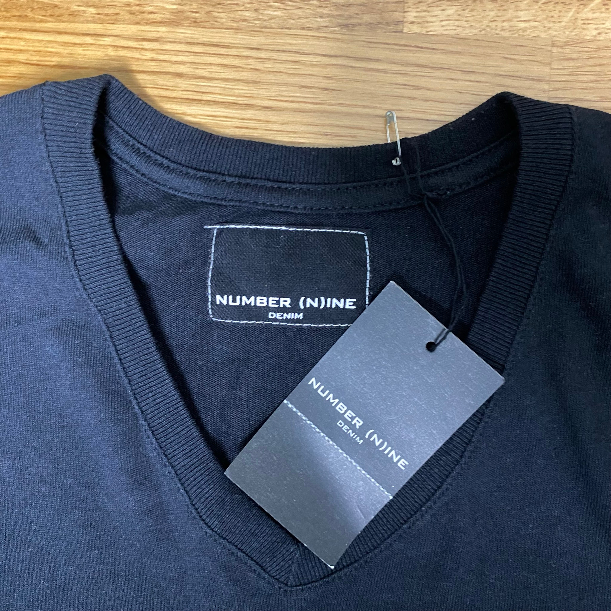 Number (N)ine Box Logo V-Neck Tee, миниатюра 3