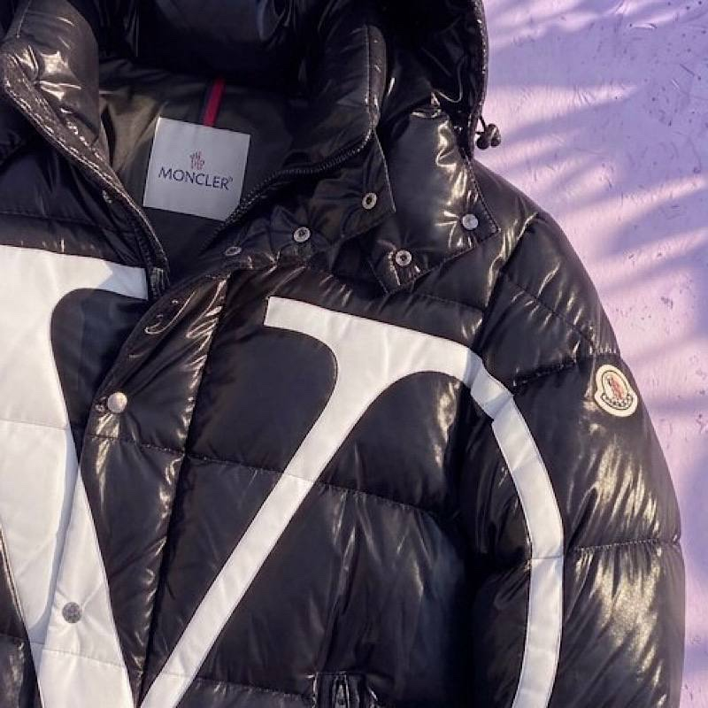 Moncler x Valentino Moncler x VLNT пуховик чёрный | Зимняя куртка с принтом, миниатюра 2