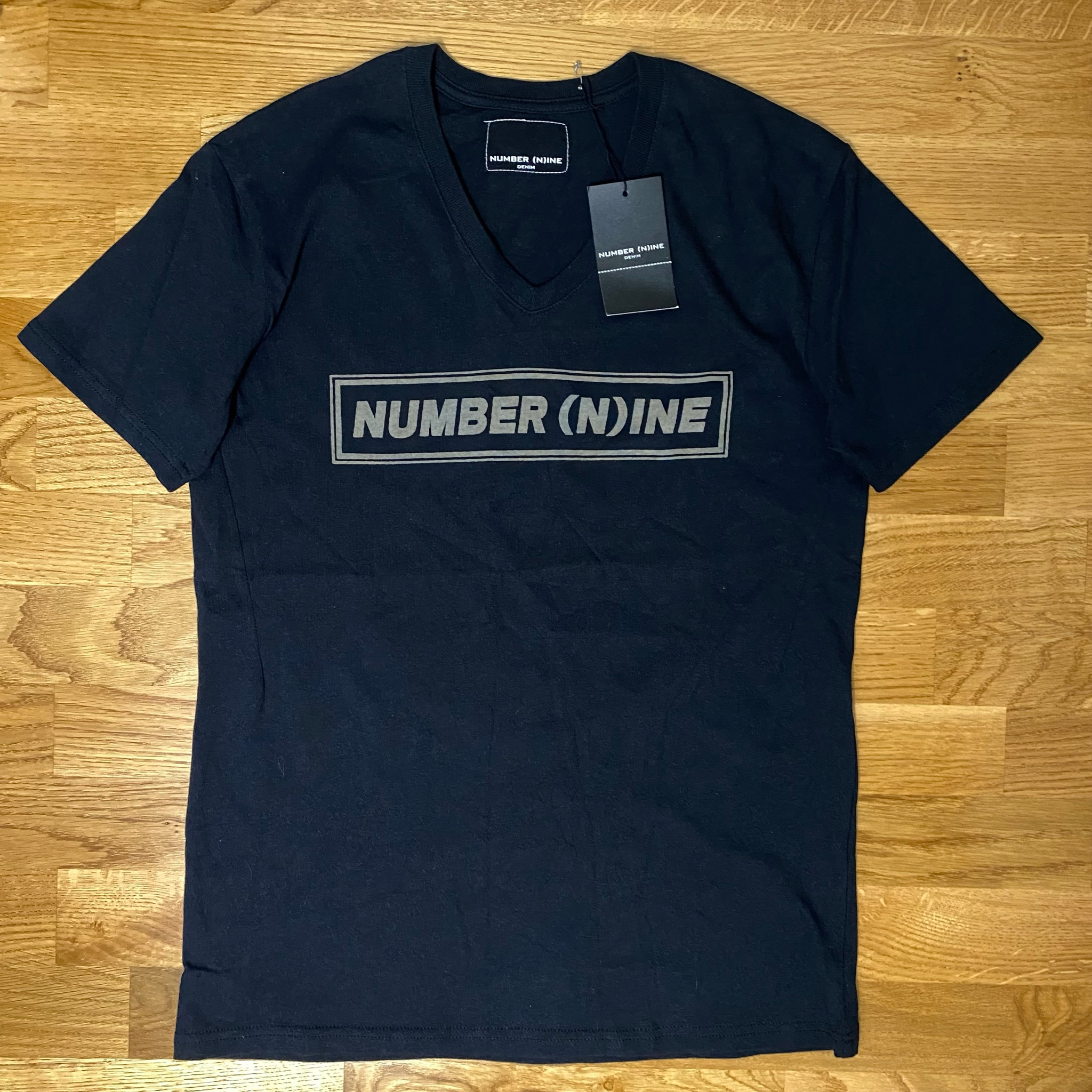 Number (N)ine Box Logo V-Neck Tee, миниатюра 1
